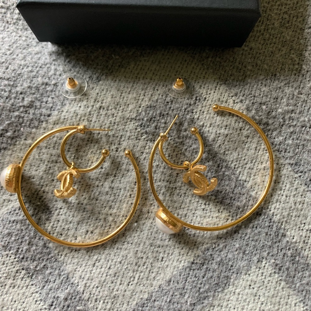 NIB Chanel Pearl Hoop Earrings - Picture 4 of 7